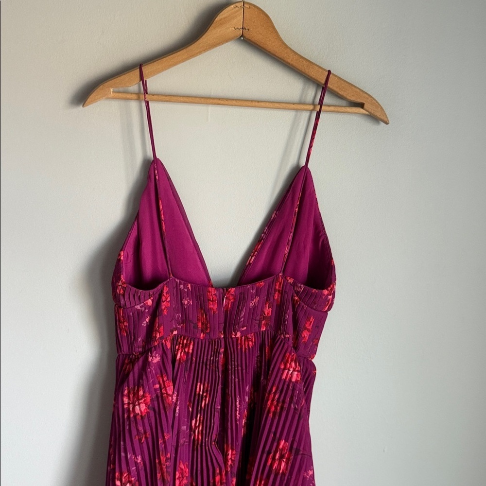 Amur Catarina V Neck Pleated Dress 2 - Picture 8 of 16